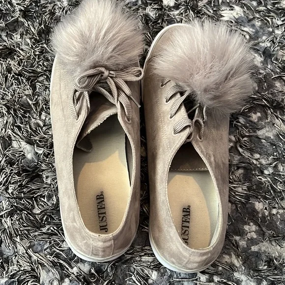 Sneakers with Fuzzy Ball - Picture 3 of 4